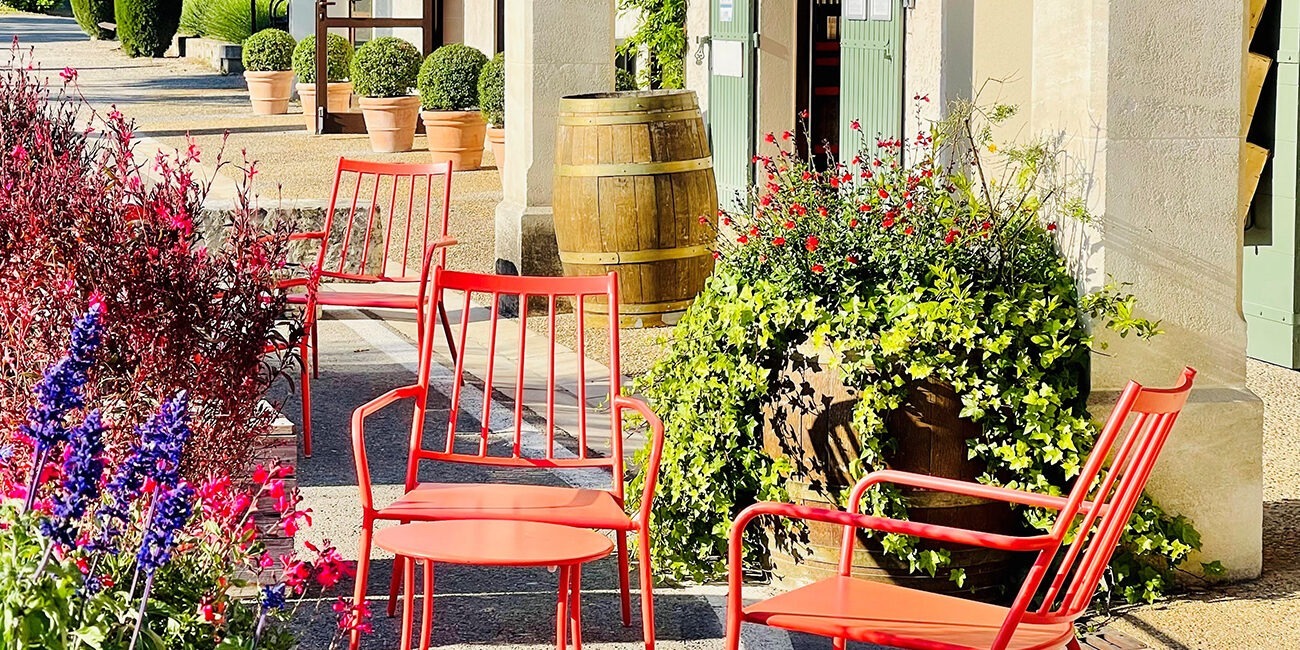 Rote Stühle und Blumen von Monplaisir