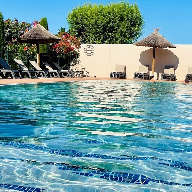 Eaux claires de la piscine au Monplaisir