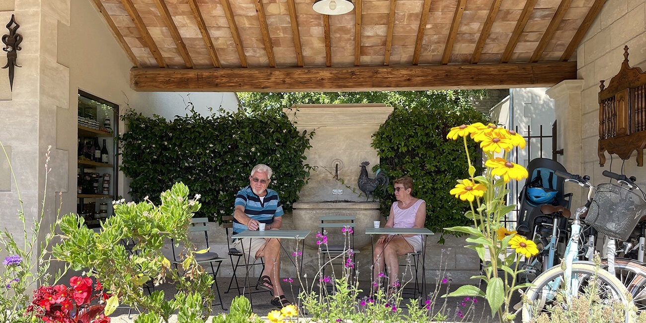 Verkostung eines Kaffees auf der Terrasse