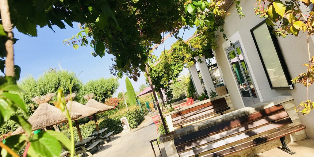 Vue des paillotes de la bibliothèque