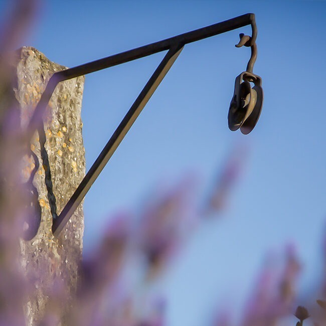 Potence du puits dans les lavandes