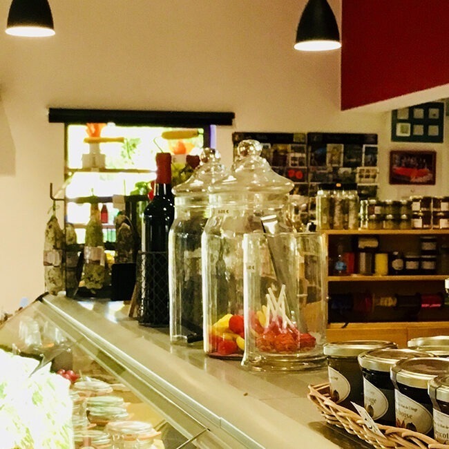 Comptoir vitré à la boutique du Monplaisir