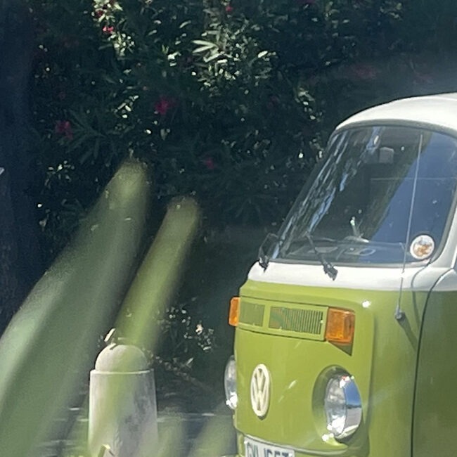 Arrival of a green van at Monplaisir