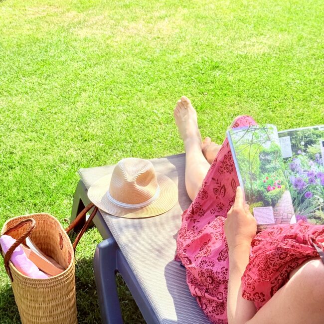 Lecture et repos dans le jardin piscine
